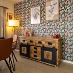 Chic And Cozy In With Free Parking Apartman